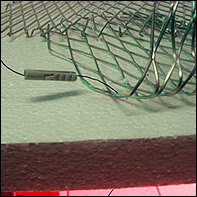 Verankert wird das Drahtgitter auf der Styroporplatte mit Bindedraht. Ein D&uuml;bel sorgt in der Platte f&uuml;r die Reisfestigkeit.