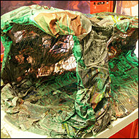 Mit Tapetenleim und Zeitungspapier tr&auml;gt man nun mehrere Schichten auf, was mit viel Geduld und Trockezeit verbunden ist. Zu gro&szlig;e St&uuml;cke sind ungeeignet!