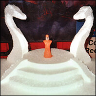 Aus dicken Styroporplatten grob die Teile ausschneiden und schauen ob die gedachte Zusammenstellung auf's Foto passt.